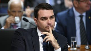 Flávio Bolsonaro demite jornalista que repassou verba pública eleitoral ao marido
