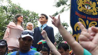 Bonecão de Bolsonaro é hostilizado durante Carnaval