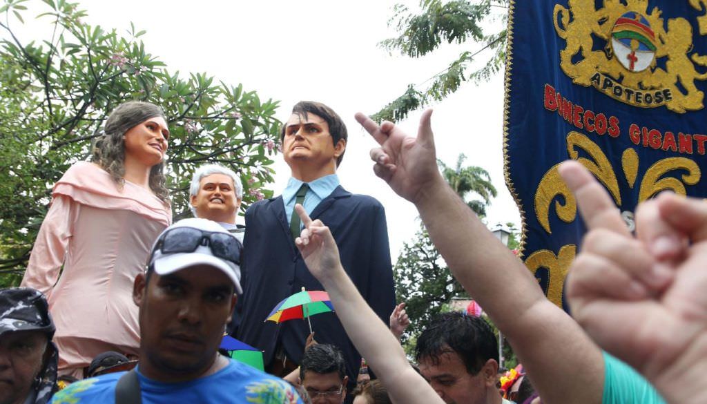 Bonecão de Bolsonaro é hostilizado durante Carnaval