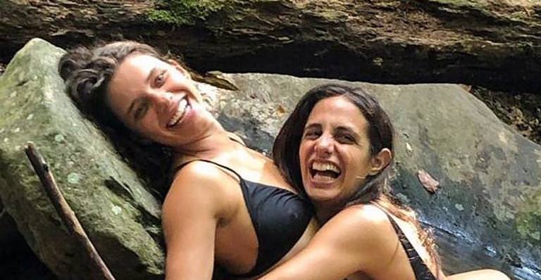 Apaixonada, Bruna Linzmeyer beija namorada e diz: ''Amor sapatão''