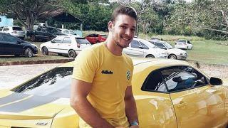 Cantor sertanejo morre após colidir moto de frente com caminhão