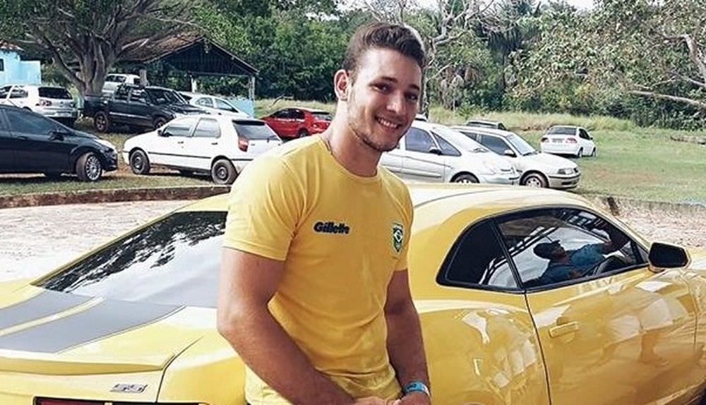 Cantor sertanejo morre após colidir moto de frente com caminhão