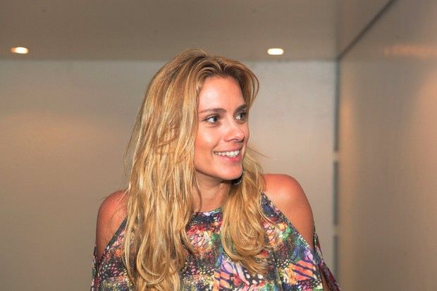 Carolina Dieckmann posa sem calcinha e diz: 'Sensualizando'