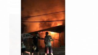 Incêndio atinge casas no bairro Educandos, em Manaus