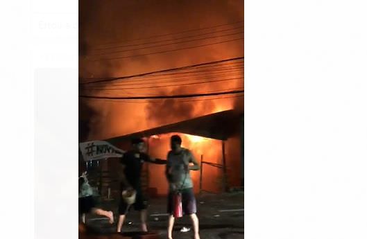 Incêndio atinge casas no bairro Educandos, em Manaus