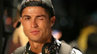 Cristiano Ronaldo ganha selinho da filha e causa polêmica