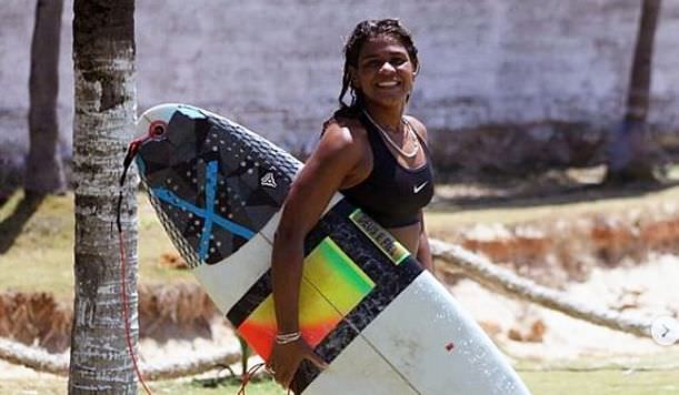 Campeã de surfe morre atingida por raio na praia; Vídeo mostra resgate