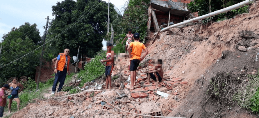 Forte temporal derruba muros e faz casa desabar em Manaus