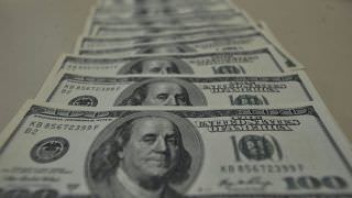 Tesouro anuncia concessão para lançamento de bônus em dólares