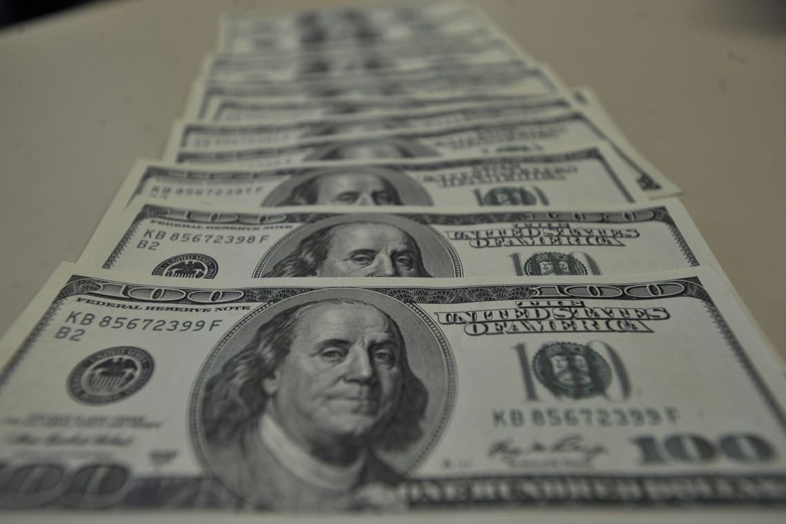 Tesouro anuncia concessão para lançamento de bônus em dólares