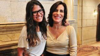Filha de Gloria Pires posa de biquíni e revela: 'Magra, porém complexada'