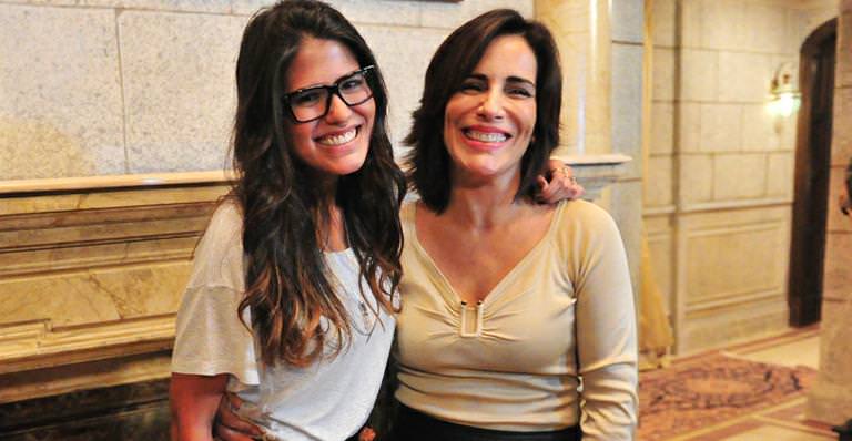 Filha de Gloria Pires posa de biquíni e revela: 'Magra, porém complexada'