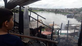 Incêndio de ‘média proporção’ destrói duas casas no bairro Educandos