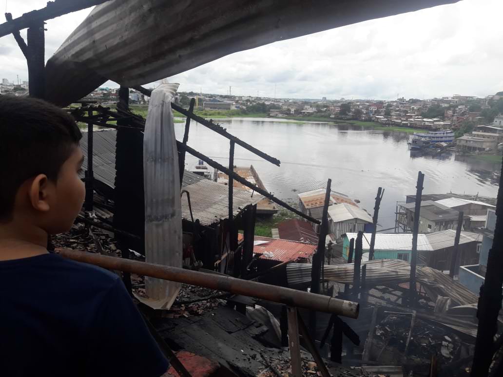 Incêndio de ‘média proporção’ destrói duas casas no bairro Educandos