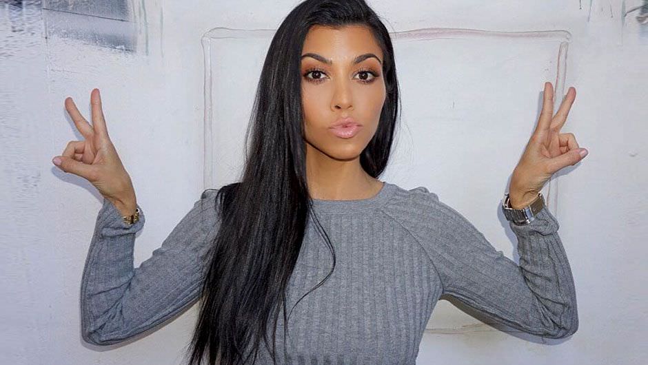 Kourtney Kardashian exibe corpão completamente nua em banheira