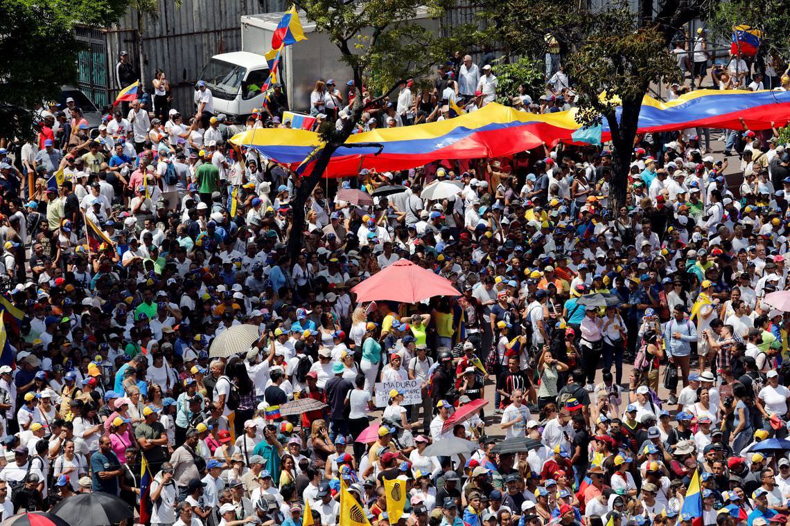 Manifestantes saem às ruas em várias cidades da Venezuela