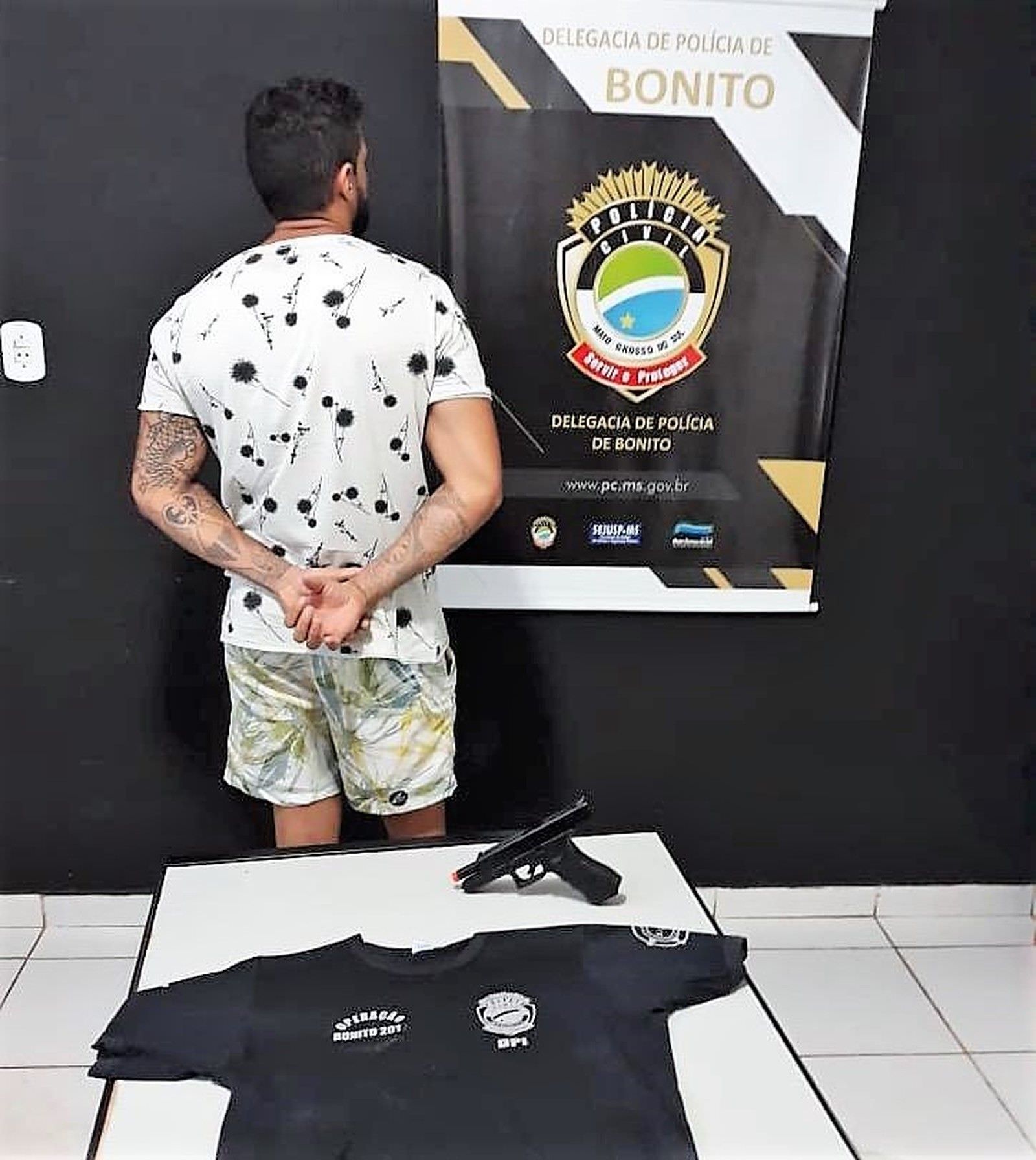 Homem é preso em após se passar por policial para conquistar mulheres em festas