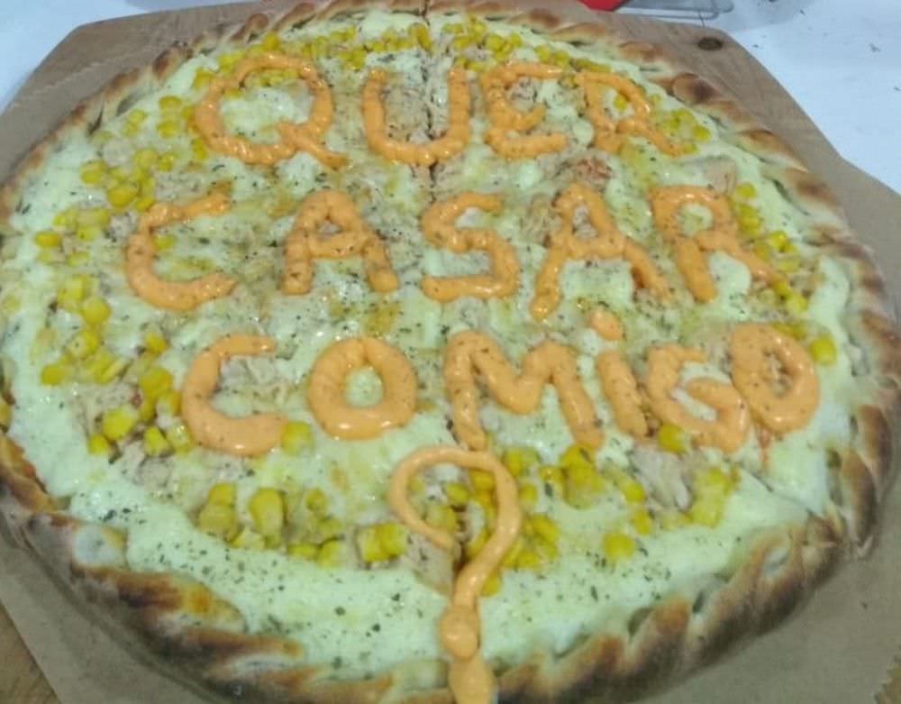 Segurança pede namorada em casamento com frase escrita em pizza