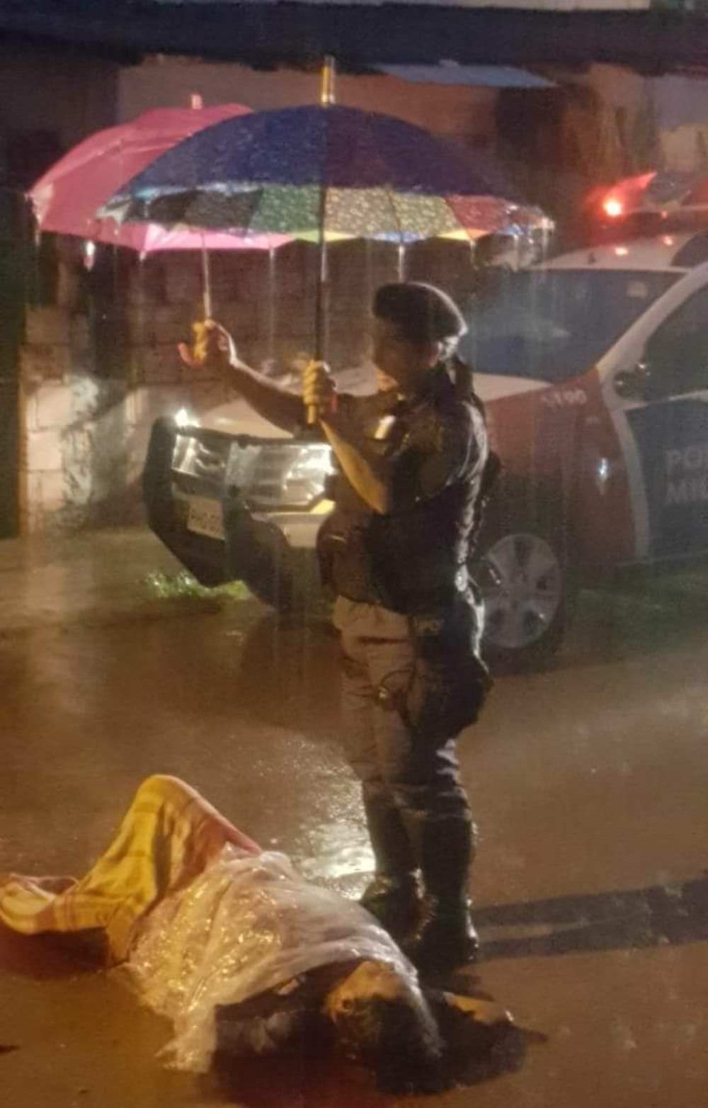 PM protege mulher durante forte chuva e foto viraliza em Manaus