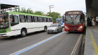 Homens armados roubam passageiros, cobrador e motorista de ônibus