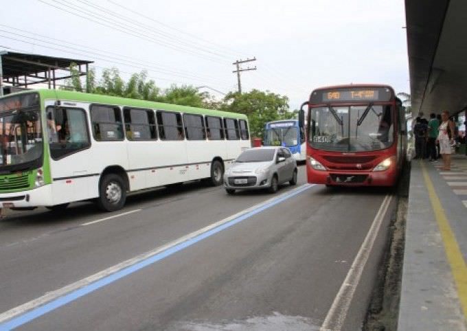 Homens armados roubam passageiros, cobrador e motorista de ônibus