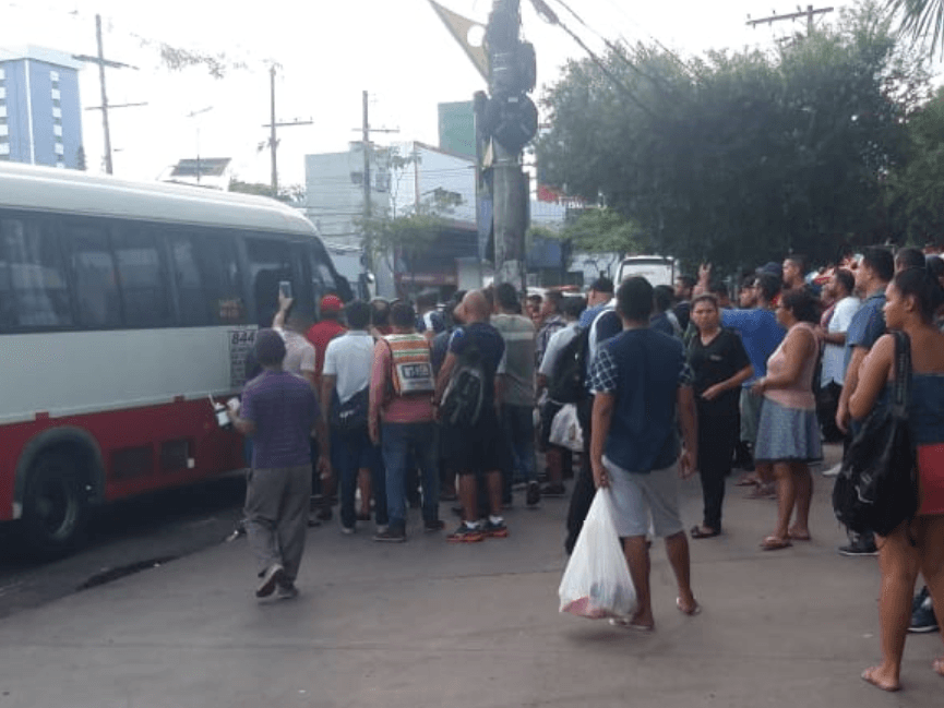Passageiros reagem a assalto em micro-ônibus e detém bandido