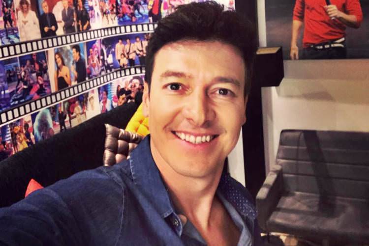Rodrigo Faro posa com enchimento no bumbum e brinca com Carlos Alberto Nobrega