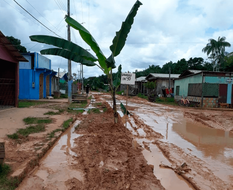‘Todas as ruas de Envira estão tomadas pela lama’, denuncia morador