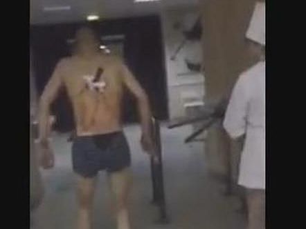 Homem sai do hospital com faca cravada nas costas para fumar cigarro