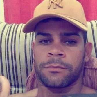 Jovem é preso após invadir casa e estuprar adolescente por 8 horas na frente da mãe