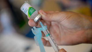 Homens tentam se passar por grávidas para receber vacina da Pfizer