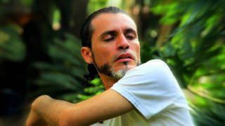 Guru religioso, Ananda Joy é acusado de abuso sexual e estupro em rituais com ayahuasca