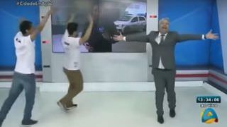 Apresentador Sikera Junior canta e dança ao vivo para comemorar morte de assaltante
