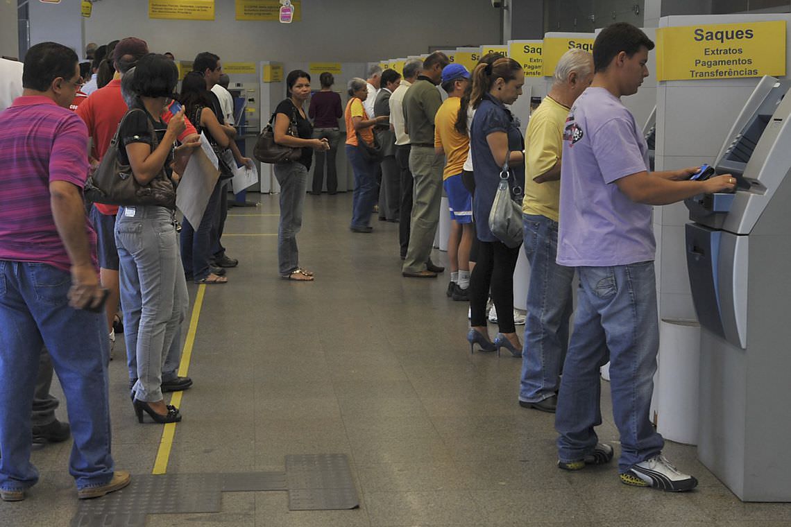 O governo finaliza nesta segunda-feira (5) os detalhes do programa Desenrola, que terá como proposta perdoar dívidas de até R$ 100. Mais de 3 milhões de brasileiros têm débitos nesse valor