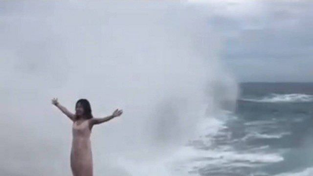Vídeo registra momento que turista é “varrida” por forte onda; Veja