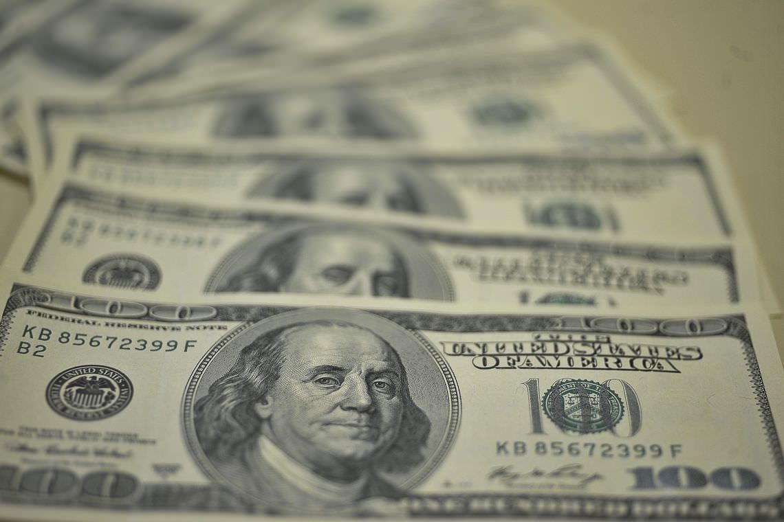 Com crise do coronavírus, dólar vai a R$ 4,44; Ibovespa cai 5,40%