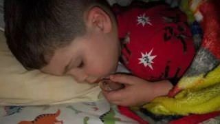 Menino tira peixe de estimação do aquário para dormir com ele