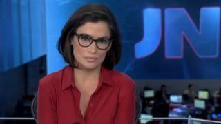 Renata deixa blusa aberta durante Jornal Nacional e fãs reparam: “Olha o peito dela”
