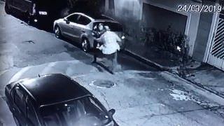 Policial feminina à paisana reage a assalto e mata bandido; Assista
