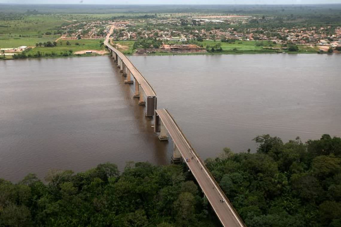 Bombeiros do Pará tentam encontrar vítimas de ponte que desabou
