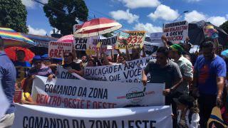 Professores do Amazonas voltam a protestar em frente à Seduc