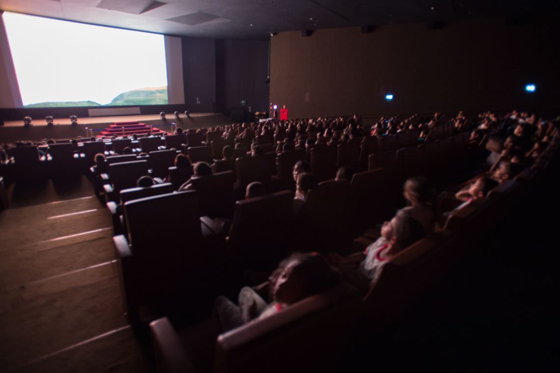 Após seis meses fechados, cinemas reabrem na China