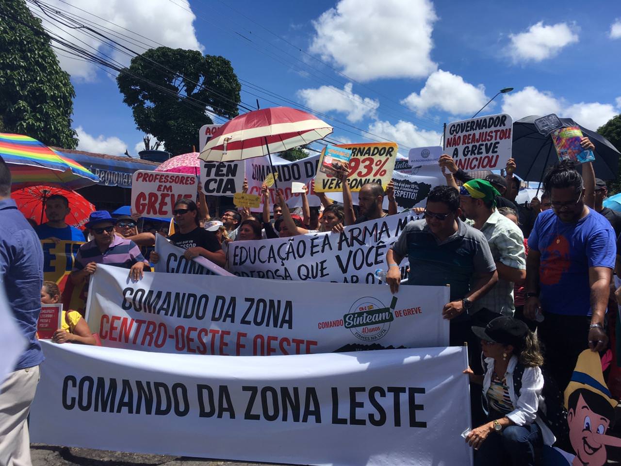 Professores do Amazonas voltam a protestar em frente à Seduc