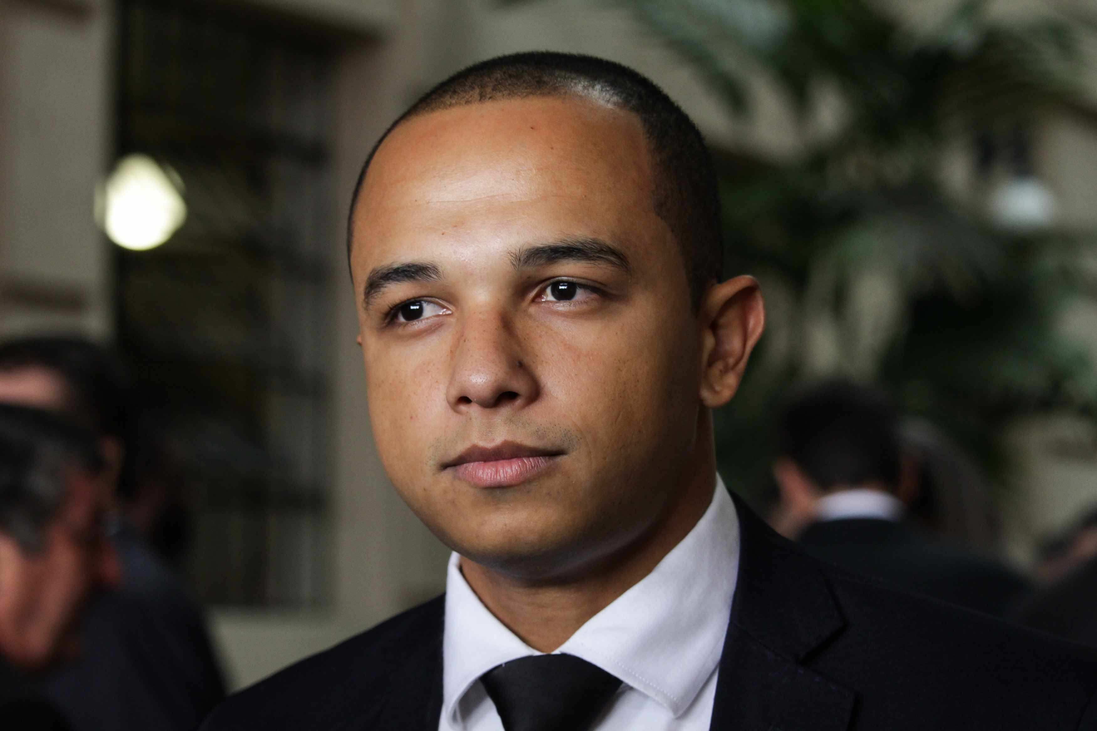 Deputado do PSL revela ser gay após discutir com deputada trans
