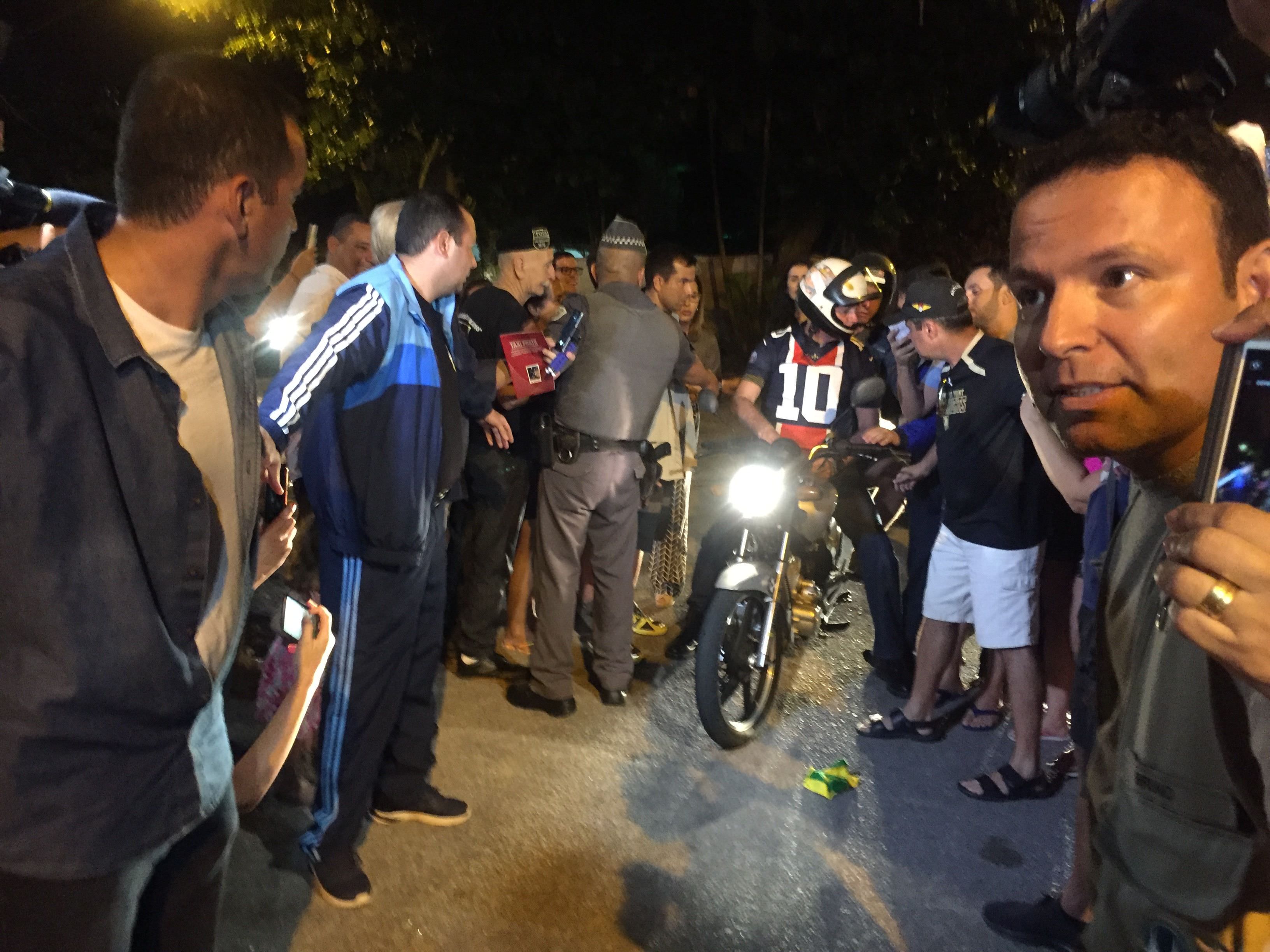 Vídeo: Bolsonaro ‘escapa’ de hotel para pilotar moto e surpreende apoiadores