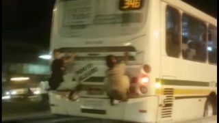 Adolescentes são flagrados pendurados em transporte coletivo; veja vídeo