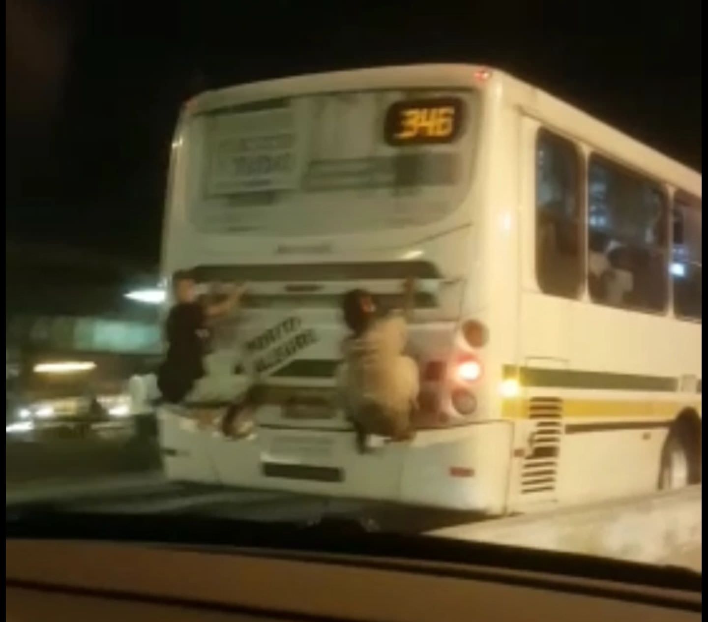 Adolescentes são flagrados pendurados em transporte coletivo; veja vídeo