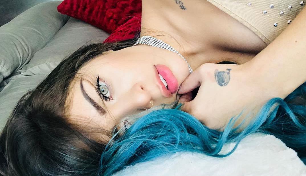 Grávida de 8 meses, Mc Bella posa completamente nua