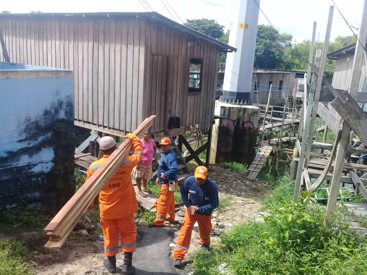 Construção de pontes atende famílias afetadas pela cheia do Rio Negro