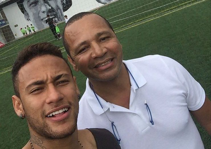 Pai de Neymar faz reunião e encontra Jair Bolsonaro no Planalto